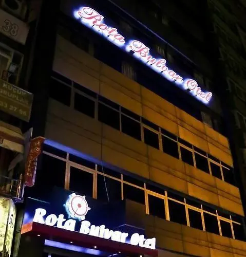 לינה וארוחת בוקר Rota Bulvar 3*